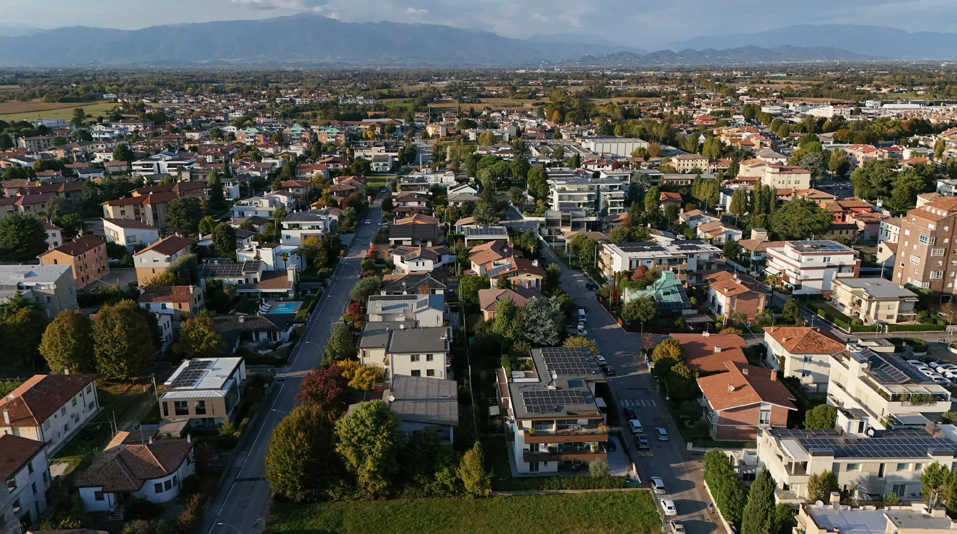 Vista aerea del quartiere residenziale verso nord, con le montagne all’orizzonte.