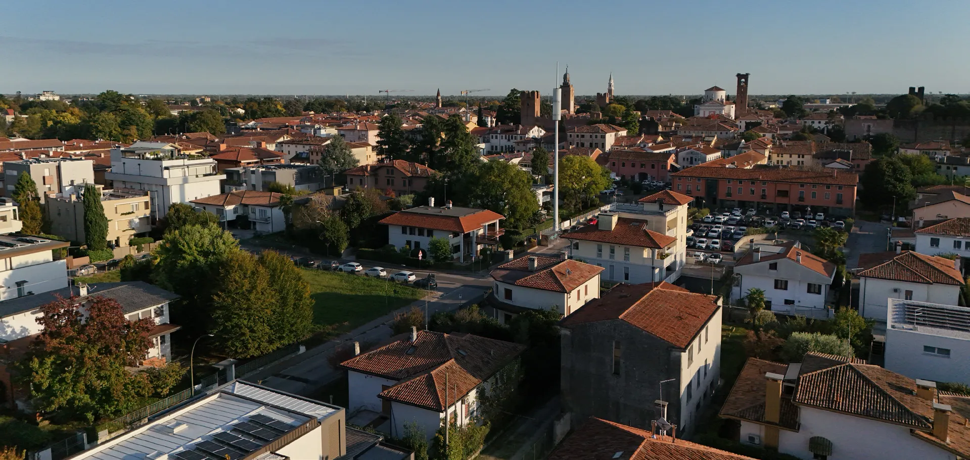 Vista aerea verso il centro storico, con la torre civica sullo sfondo.