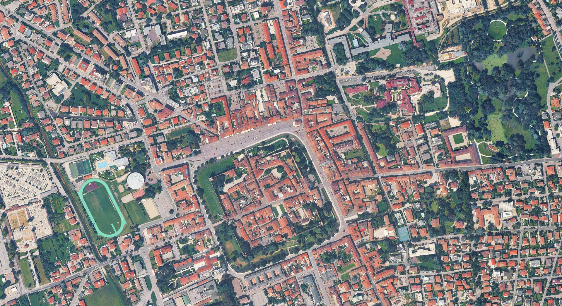 Vista aerea zenitale del centro storico di Castelfranco Veneto con l’area di progetto segnalata.